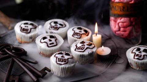Edible skulls (liquorice chocolate muffins)
