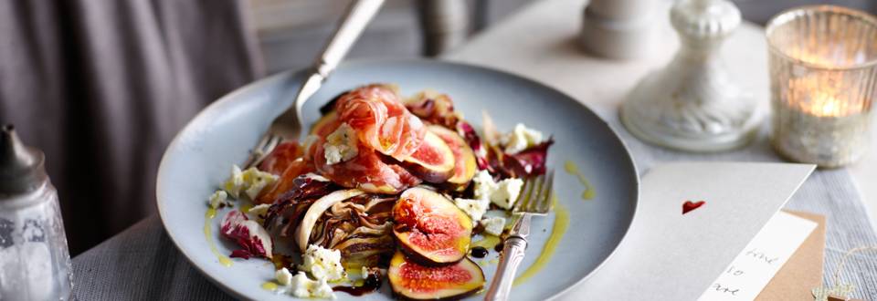 Radicchio salad with goat's cheese, salami slices and figs